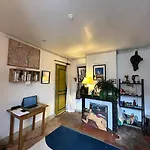 Cozy & Authentic Stay In The Heart Of Paris