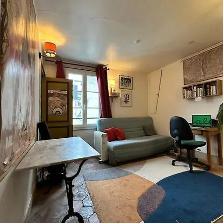 Apartment Cozy & Authentic In The Heart Of